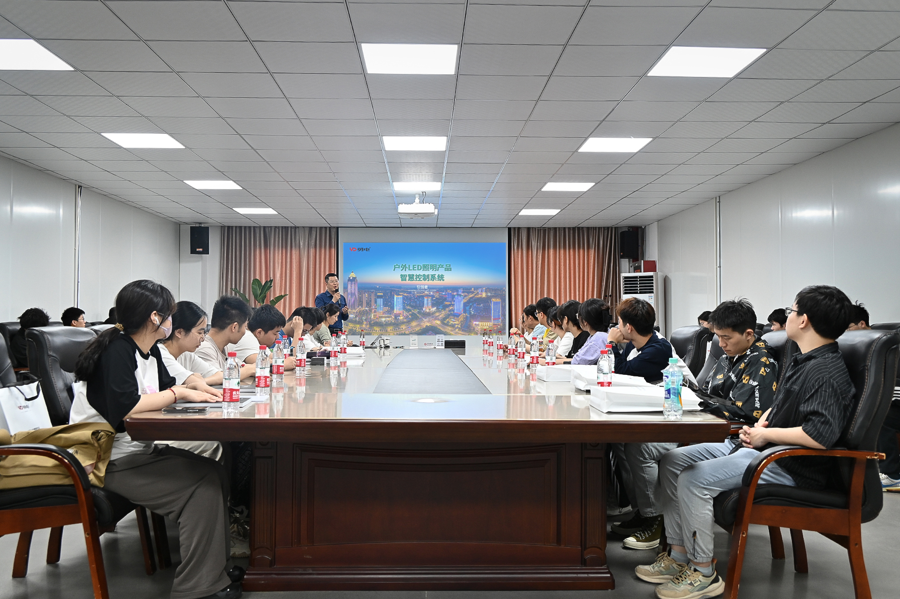 浙江理工大学学子走进星空官网入口，探索智慧光影科技