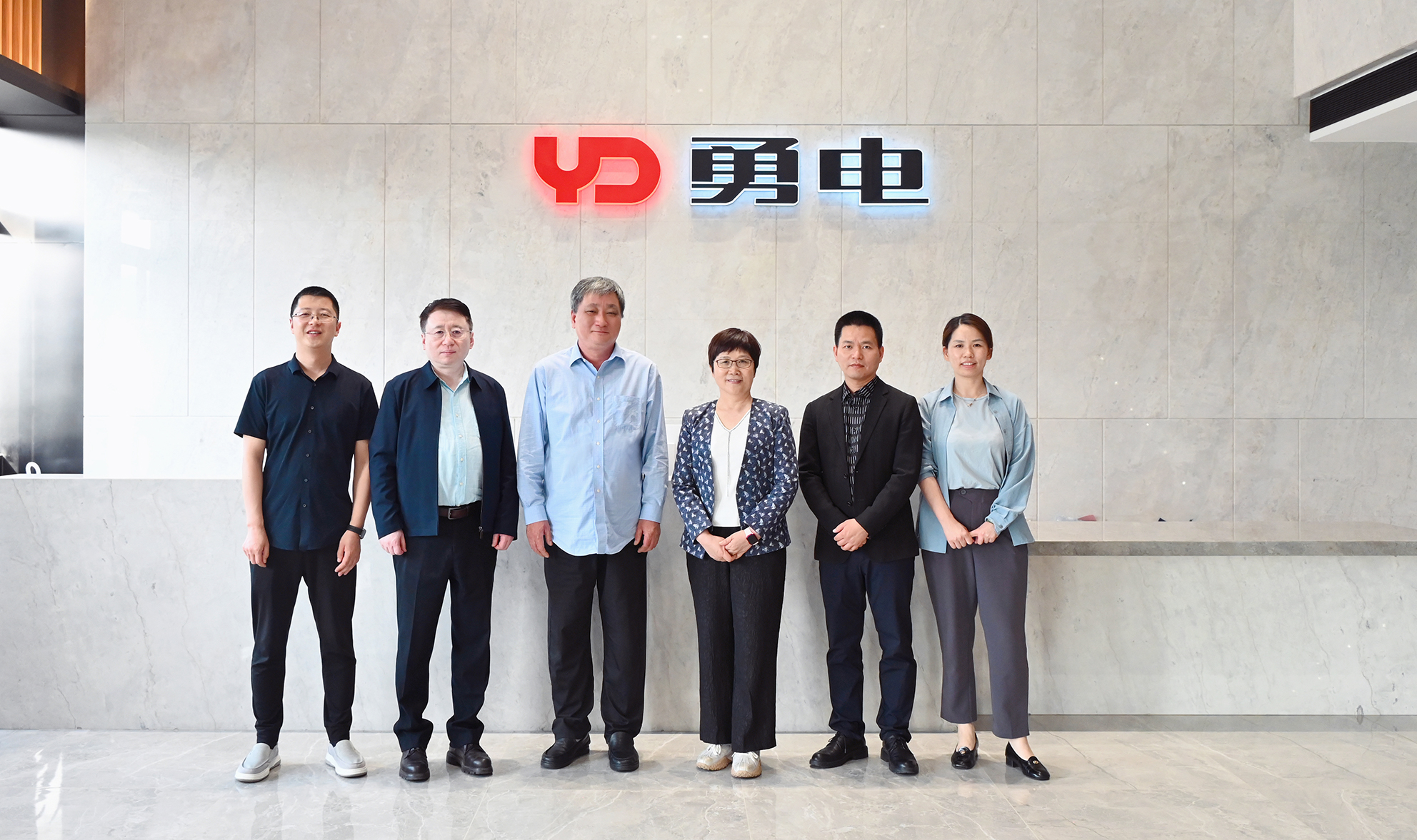 中国照明电器协会何烨理事长一行莅临星空官网入口调研指导